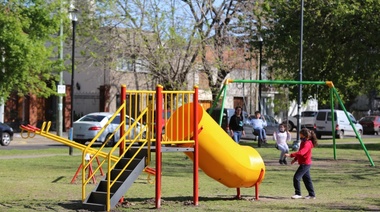 Nuevos bancos, juegos infantiles y equipamiento aeróbico: el Municipio renovó la Plaza Belgrano