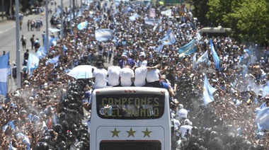 Una multitud se desplaza a la Autopista 25 de Mayo y la 9 de Julio para saludar a la Selección