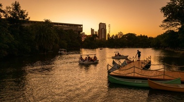 El Paseo del Bosque está de estreno: ya se pueden usar los barcos y el nuevo muelle