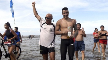 Un joven de Ensenada cruzó a nado el Río de la Plata desde Colonia a Punta Lara