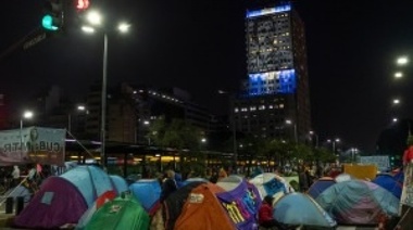 Continúa la protesta de grupos piqueteros sobre la avenida 9 de Julio