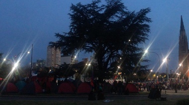 Cooperativistas acampan hasta el viernes frente a la Municipalidad de La Plata y se vivieron momentos de tensión