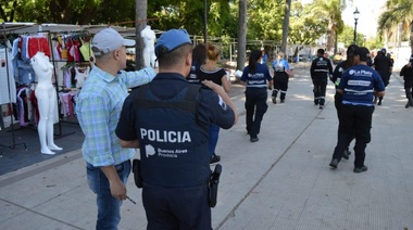 Montan un intenso operativo en el Parque Saavedra para notificar a vendedores ambulantes que no cuentan con autorización