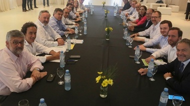 Vidal encabezó la reunión de gabinete en Saladillo, y visitó los distritos bonaerenses de Azul y Tapalqué