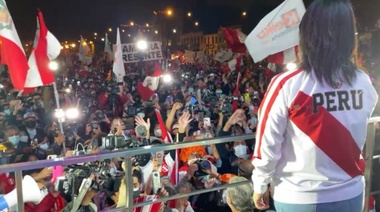Keiko Fujimori denuncia fraude, y una multitud gana calles de Perú
