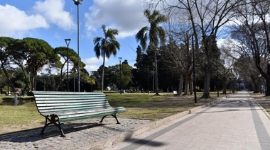 Encaran el recambio de bancos de madera de las principales plazas y parques de la ciudad