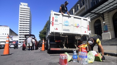 Agua, alimentos e insumos médicos salen a Corrientes en el primer camión con donaciones acercadas a la Comuna platense