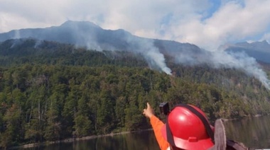 Cayó un helicóptero hidrante que combatía incendios y murieron sus dos ocupantes