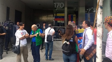 Asume Maduro en Venezuela, y en Buenos Aires un puñado de manifestantes saludaron al populista