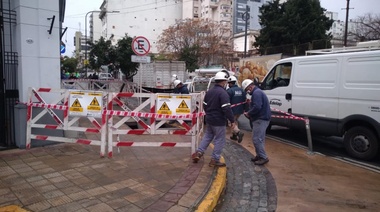 Por la lluvia se inundó una cámara de electricidad de EDELAP en pleno centro sin peligro para la gente