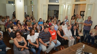 El público desbordó el Palacio López Merino en un evento cultural