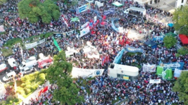 Fuertes críticas de trabajadores al DNU de Milei en una multitudinaria marcha