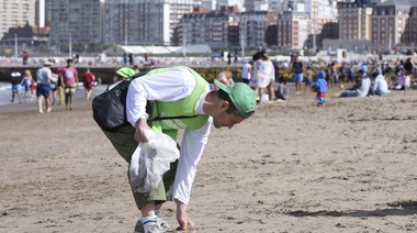 Greenpeace realizó una limpieza de plásticos en playa marplatense
