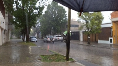 En algunos puntos de La Plata llovieron hasta 20 mm y cayeron granizos