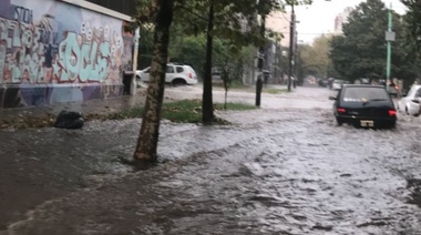 Fuerte tormenta en La Plata con zonas de calles anegadas