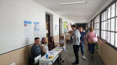 Con tranquilidad se vota en La Plata: Fuerte participación en los barrios, más lenta en el Casco