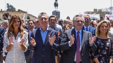 Mauricio Macri y Alberto Fernández juntos frente a la Basílica de Luján