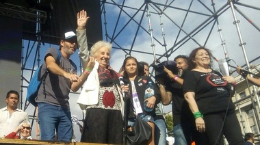 Carlotto, en la Plaza de Mayo, contra los "discursos que impulsan el olvido"