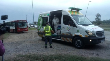 Hospitalizaron a un hombre con síntomas de COVID-19 y aislaron a todos los pasajeros de un micro