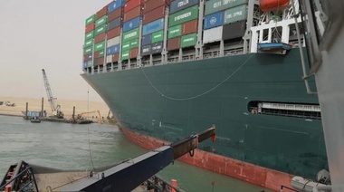 Egipto suspendió las labores para reflotar el buque encallado en el canal de Suez