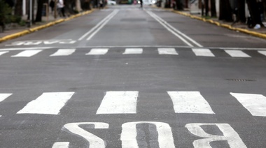 Autorizan el estacionamiento en dos cuadras de calle 54 y establecen zonas de carga y descarga