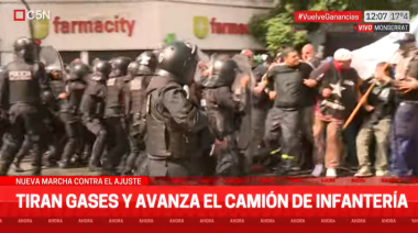 Represión en la 9 de Julio: detenidos y heridos en una marcha por falta de alimentos