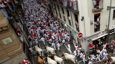 Tres heridos por asta de toro en el último encierro de la fiesta de San Fermín