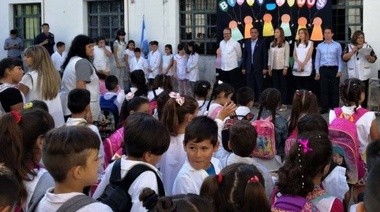 Vidal, Finocchiaro y Sánchez Zinny iniciaron ciclo lectivo en una escuela de Tres de Febrero