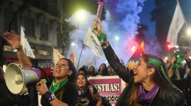 Una multitud marchó contra la violencia machista y por la legalización del aborto