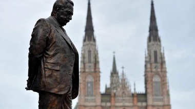 Radicales platenses conmemoran el natalicio de Raúl Alfonsín