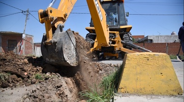 Seguridad vial, conectividad y desarrollo: encaran obras hidráulicas y de pavimentación en otro tramo de Los Hornos