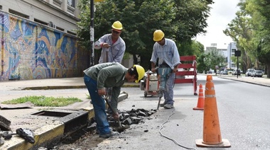 Avanza un plan de readecuación de bocas de tormenta y conductos pluviales que beneficiará a más de 20 mil vecinos platenses