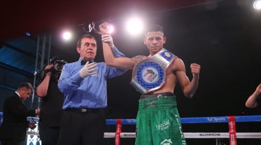 Ante una multitud presente, el Polideportivo Municipal Los Hornos brilló en una noche de boxeo internacional