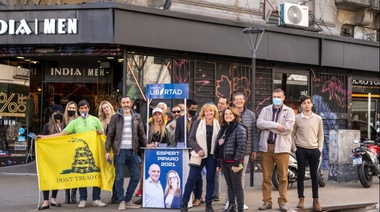 Los candidatos de Avanza Libertad recorrieron comercios de calle 12