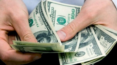 El dólar cotiza a $ 100,50 en el Banco Nación y el riesgo país se mantiene en 1.587 puntos