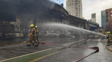 Incendio y explosión en una estación de metro en Londres