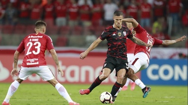 River levantó una desventaja de dos goles y sacó un buen empate en Porto Alegre