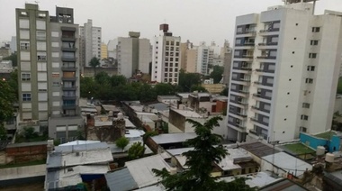 En La Plata, ante posibles tormentas fuertes para hoy al mediodía piden actuar con precaución en vía pública