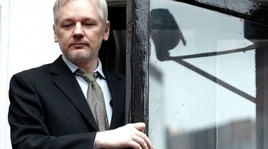 La policía británica detiene a Assange dentro de la embajada de Ecuador