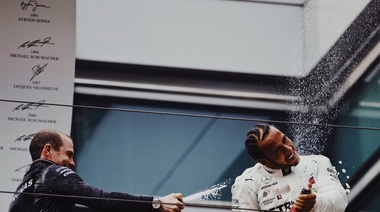 El inglés Lewis Hamilton, con Mercedes, ganó la emblemática carrera 1000