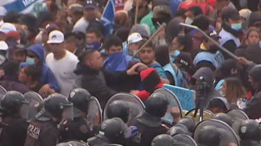 Violento enfrentamiento entre policías y manifestantes en la autopista 25 de mayo