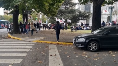 Complicaciones frente a la Municipalidad por acampe de piqueteros