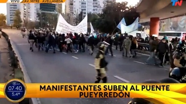 Trabajadores precarizados cortan Puente Pueyrredón y fue desplegado un fuerte operativo de seguridad