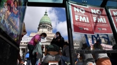 Manifestantes arrojaron piedras y quemaron neumáticos frente al Congreso contra el FMI