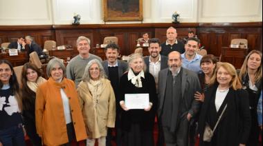 Distinguieron a dos jóvenes nadadores platenses Máximo Aguilar y Ulises Cassau por su aporte al deporte y a la física Norma Sanchez