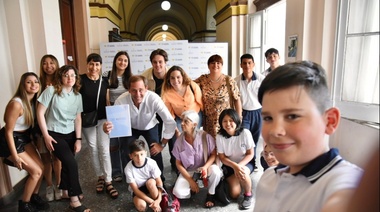 Garro se reunió con estudiantes que escribieron un libro sobre los atractivos de la Ciudad