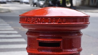 Comenzaron a restaurar los históricos buzones del correo en La Plata