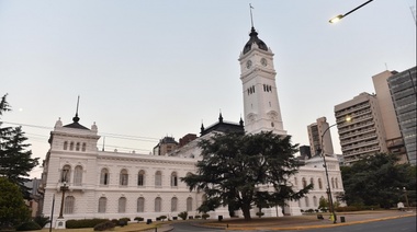 Restauración, pintura y luminaria: renuevan la fachada del histórico Palacio Municipal
