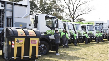 Garro presentó una nueva flota de camiones y contenedores para la recolección de residuos
