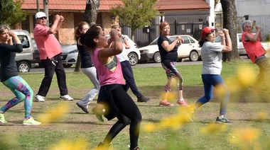 La Plata: Frente a las altas temperaturas, el Municipio modifica los horarios de las clases gratuitas de gimnasia y zumba en espacios públicos
